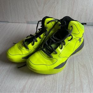 Under Armour Neon Basketball Shoes Size 5.5 Youth
